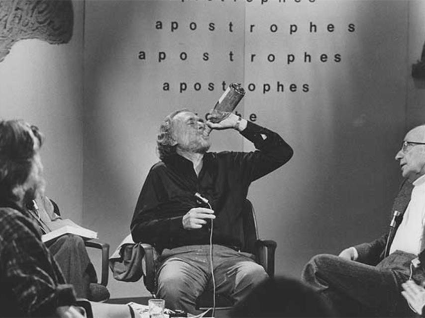 El poeta Charles Bukowski, célebre bebedor