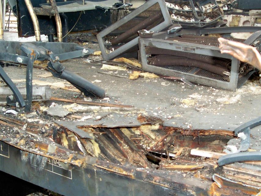 Cráter en el suelo del tren de Santa Eugenia. Los informes dicen, en cambio, que la bomba explotó en altura.