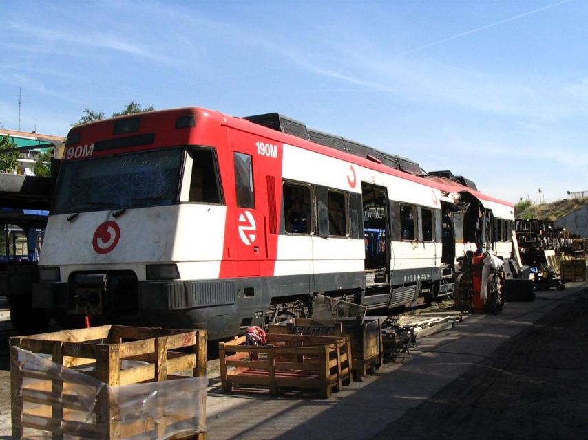 El coche 190M, en Villaverde, a la espera de ser reparado.