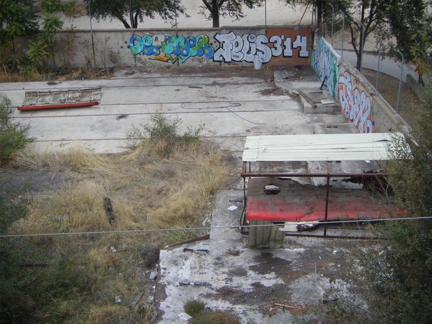 Cobertizo en el que se conservaron los restos del tren afectados por la explosión.