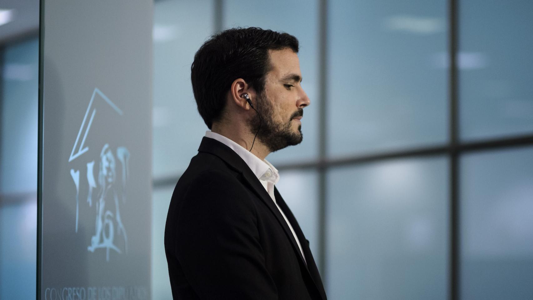 Garzón se prepara para atender a una televisión en el Congreso.