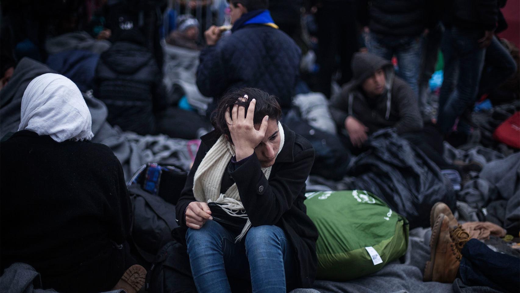 Una mujer en medio de la muchedumbre en Idomeni.