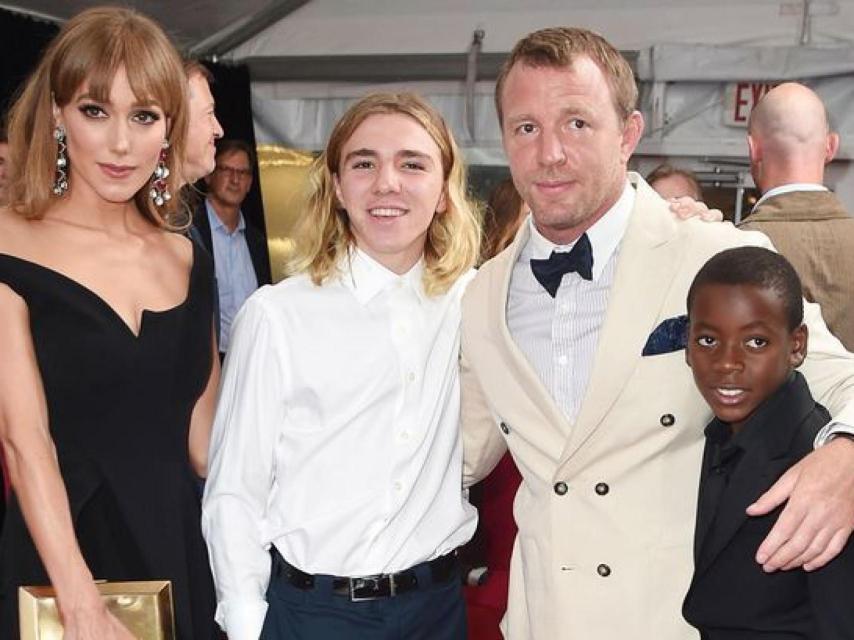 Guy Ritchie, su novia Jacqui Ainsley y sus hijos Rocco Ritchie y David-Banda