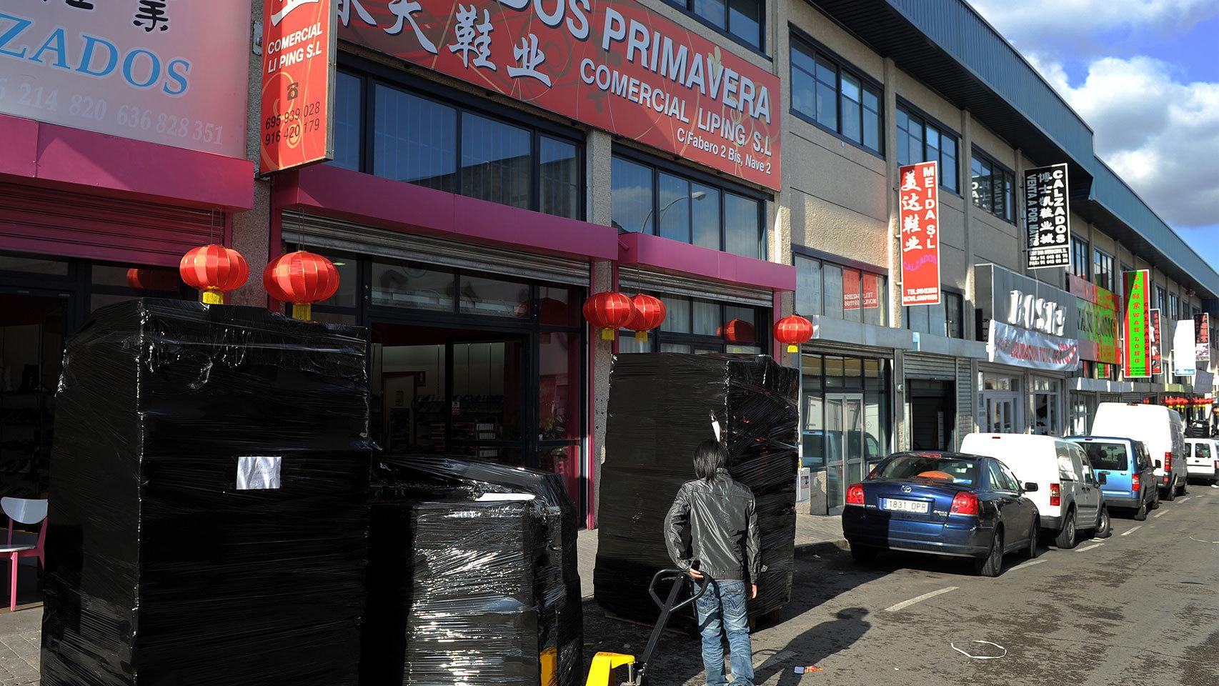 Un hombre mueve palets en un polígono de Fuenlabrada (Madrid)