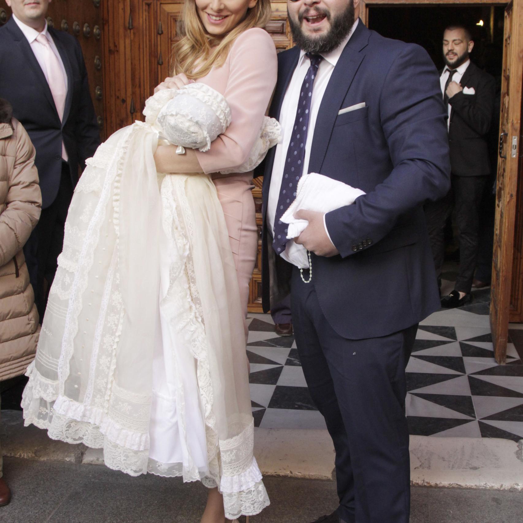 Los jóvenes padres radiantes por el bautizo de su pequeña Ana