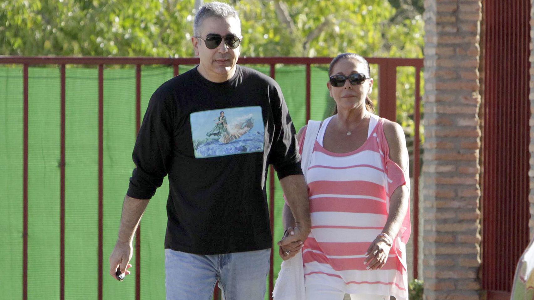 Ni Pantoja, ni su hermano Agustín, ni la abuela Ana han acudido a la iglesia para evitar el revuelo mediático