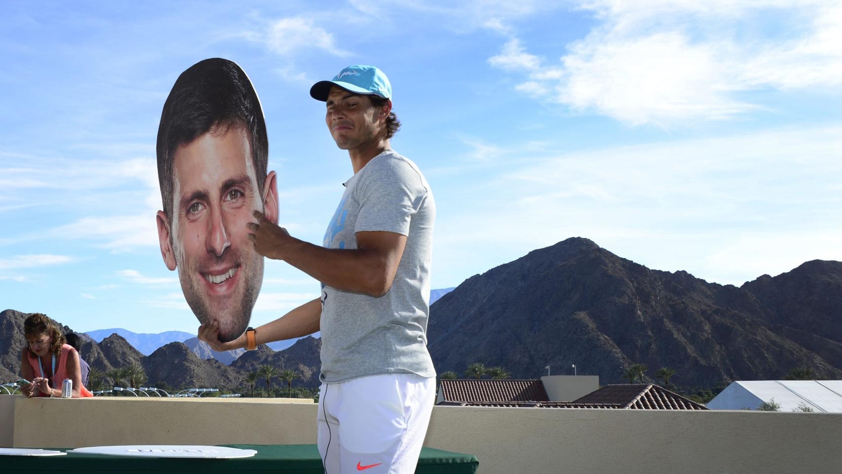 Rafa Nadal con una careta de Djokovic.