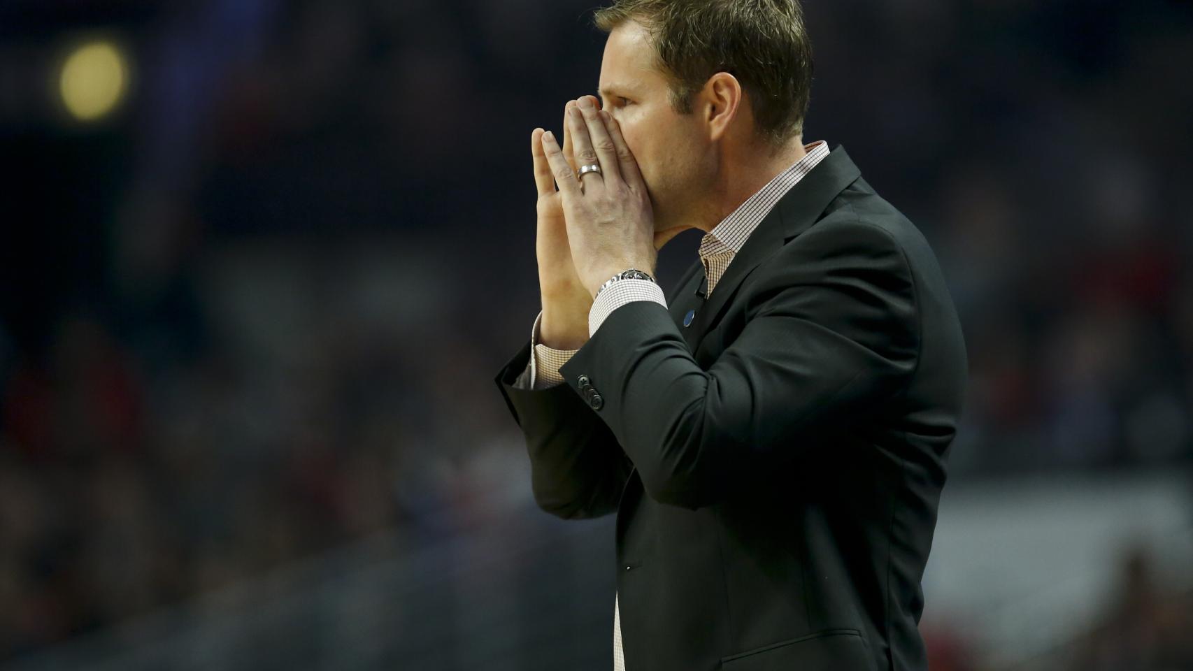 Fred Hoiberg grita instrucciones a sus Bulls desde la banda.