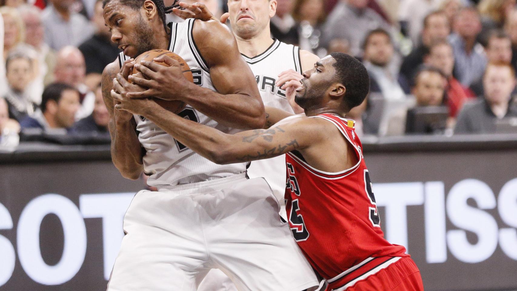 Moore intenta quitarle la pelota a Kawhi Leonard, de los Spurs.