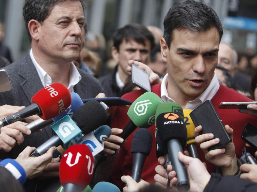 Besteiro, junto a Sánchez el jueves en La Coruña.