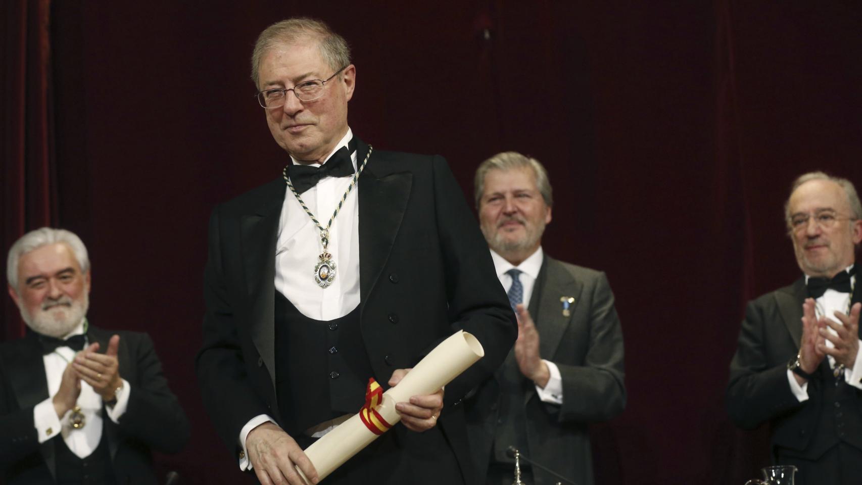 Félix de Azúa tras su discurso de ingreso en la RAE este domingo.