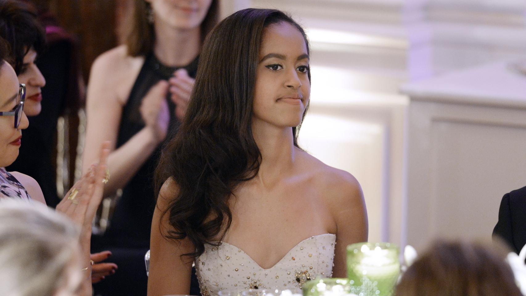 Malia Obama es aplaudida por los asistentes en su primera cena de estado