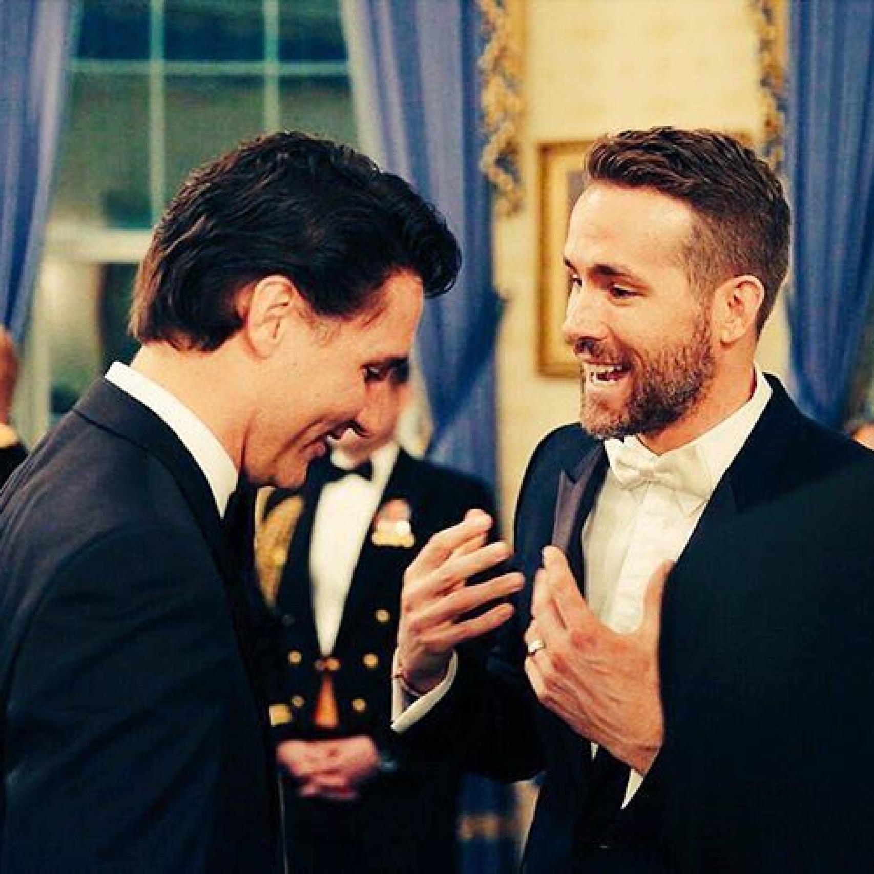 Justin Trudeau escucha a Ryan Reynolds en el cóctel previo a la cena