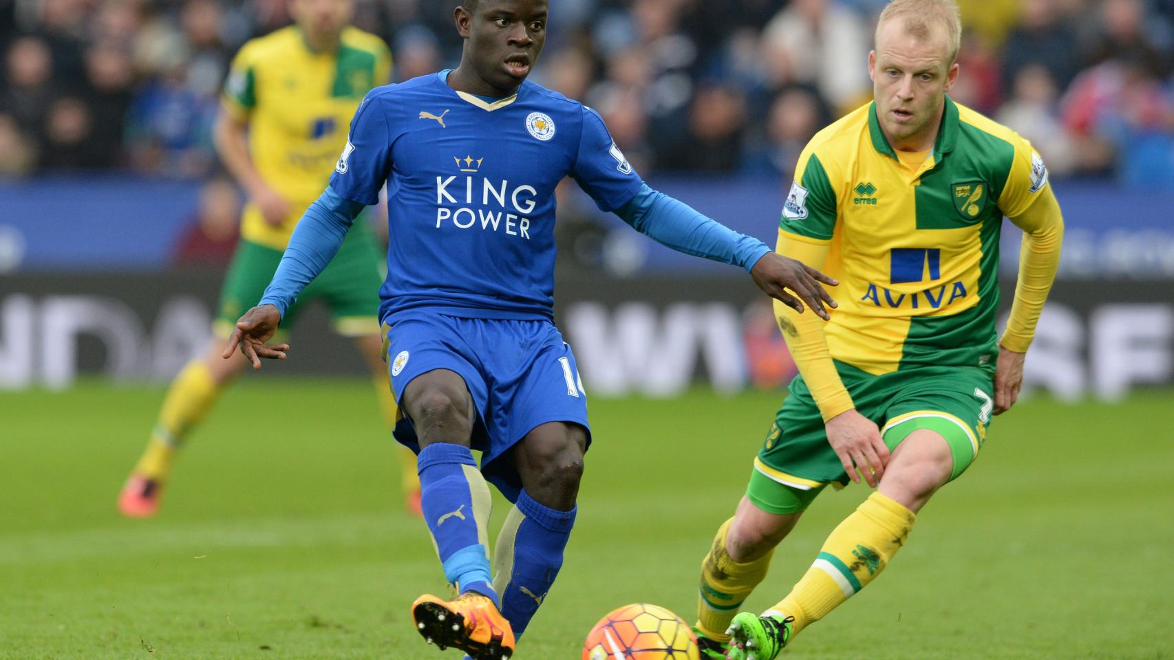 N'Golo Kanté en acción frente a Steven Naismith, del Norwich City.