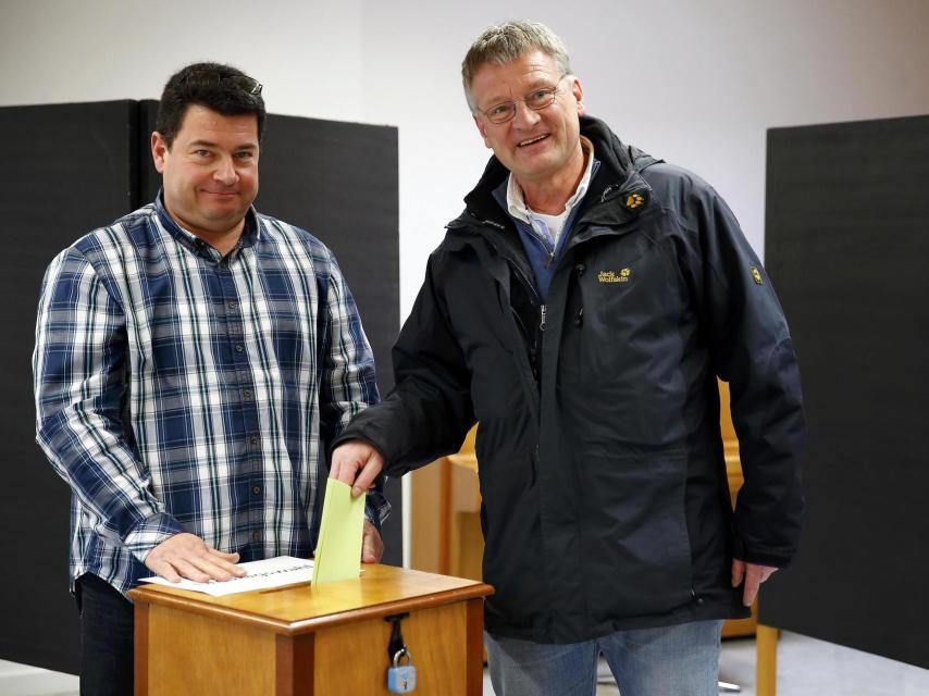 El líder del partido AFD, Joerg Meuthen, votando