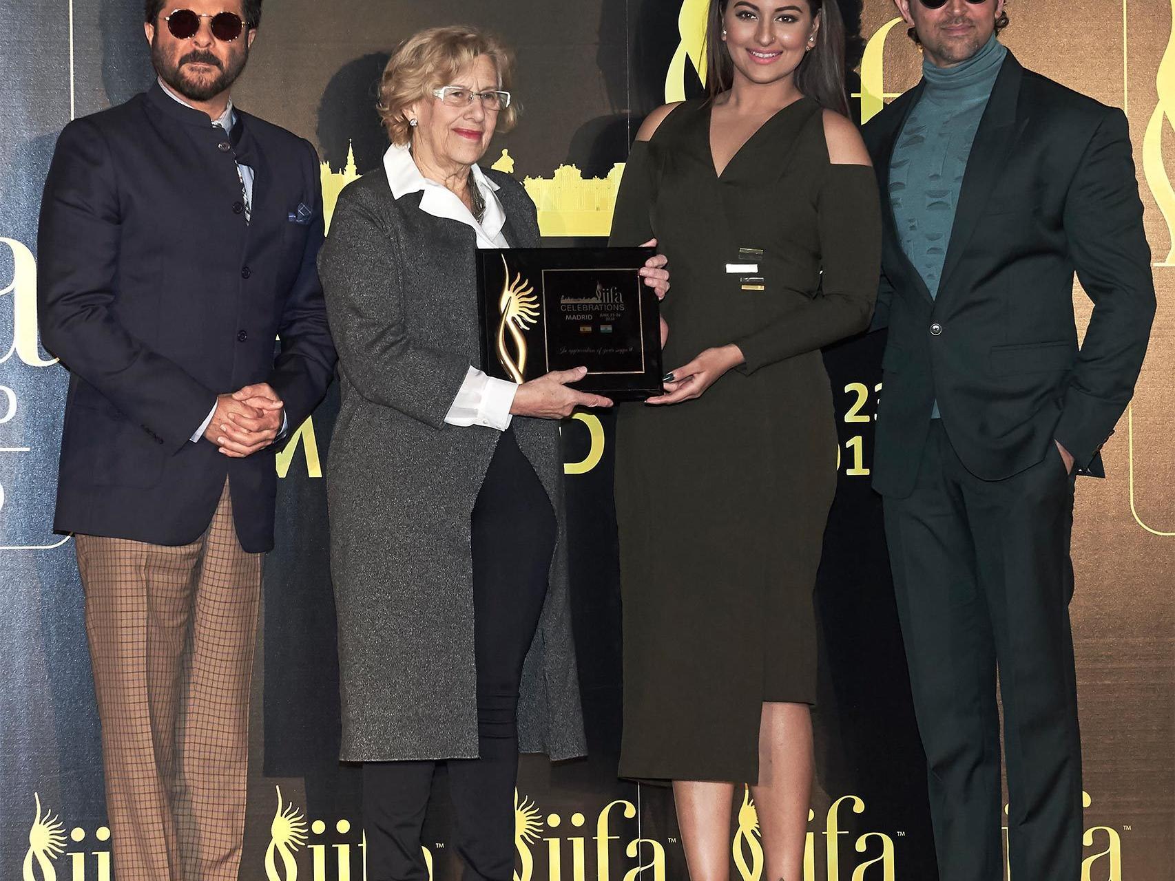 Carmena en la presentación de los Oscar de Bollywood.