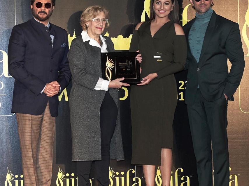 Carmena en la presentación de los Oscar de Bollywood.