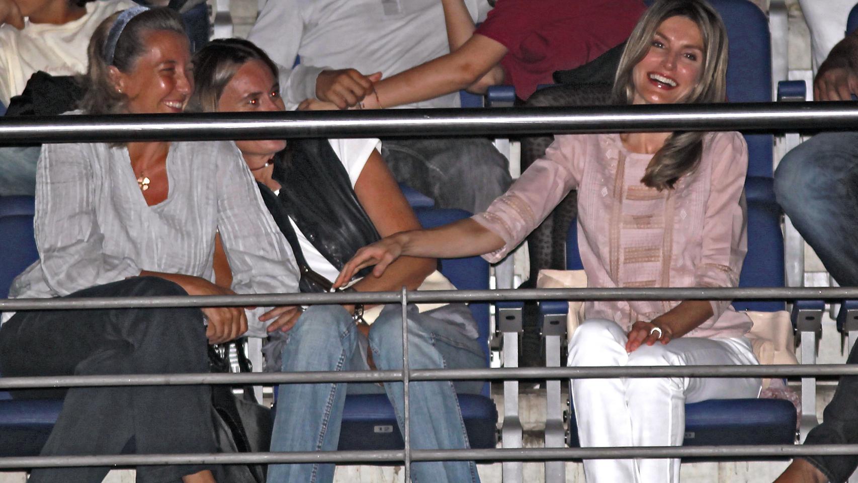 Las escapadas de la Reina para asistir a conciertos o cenar con amigos son muy criticadas