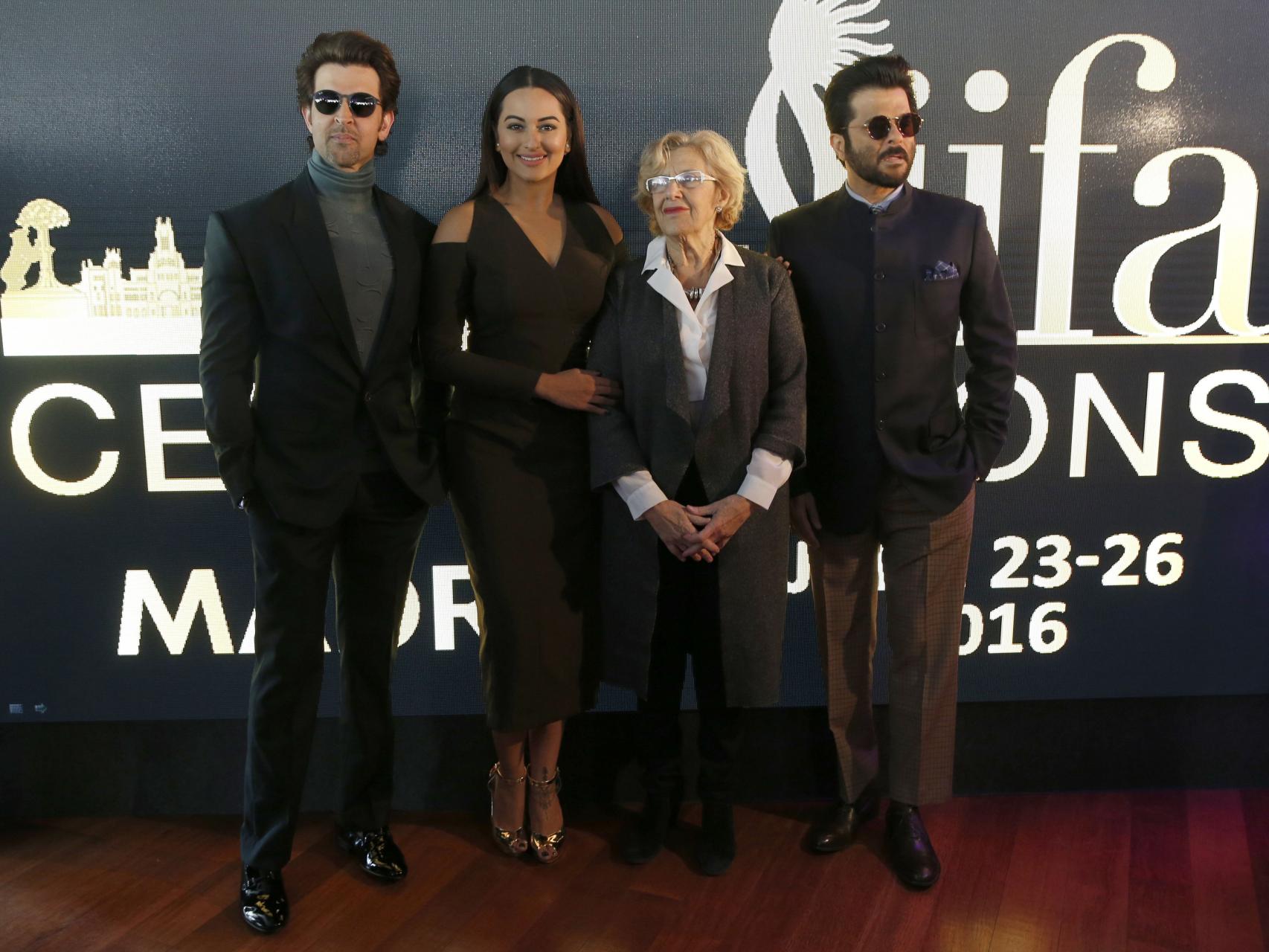 Carmena acompañada por los actores de Bollywood presentes en el estreno