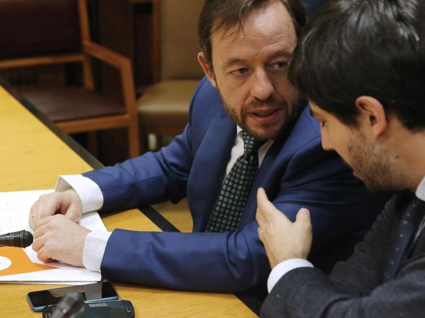 Francisco De la Torre (i) habla con Toni Roldán, de Ciudadanos.