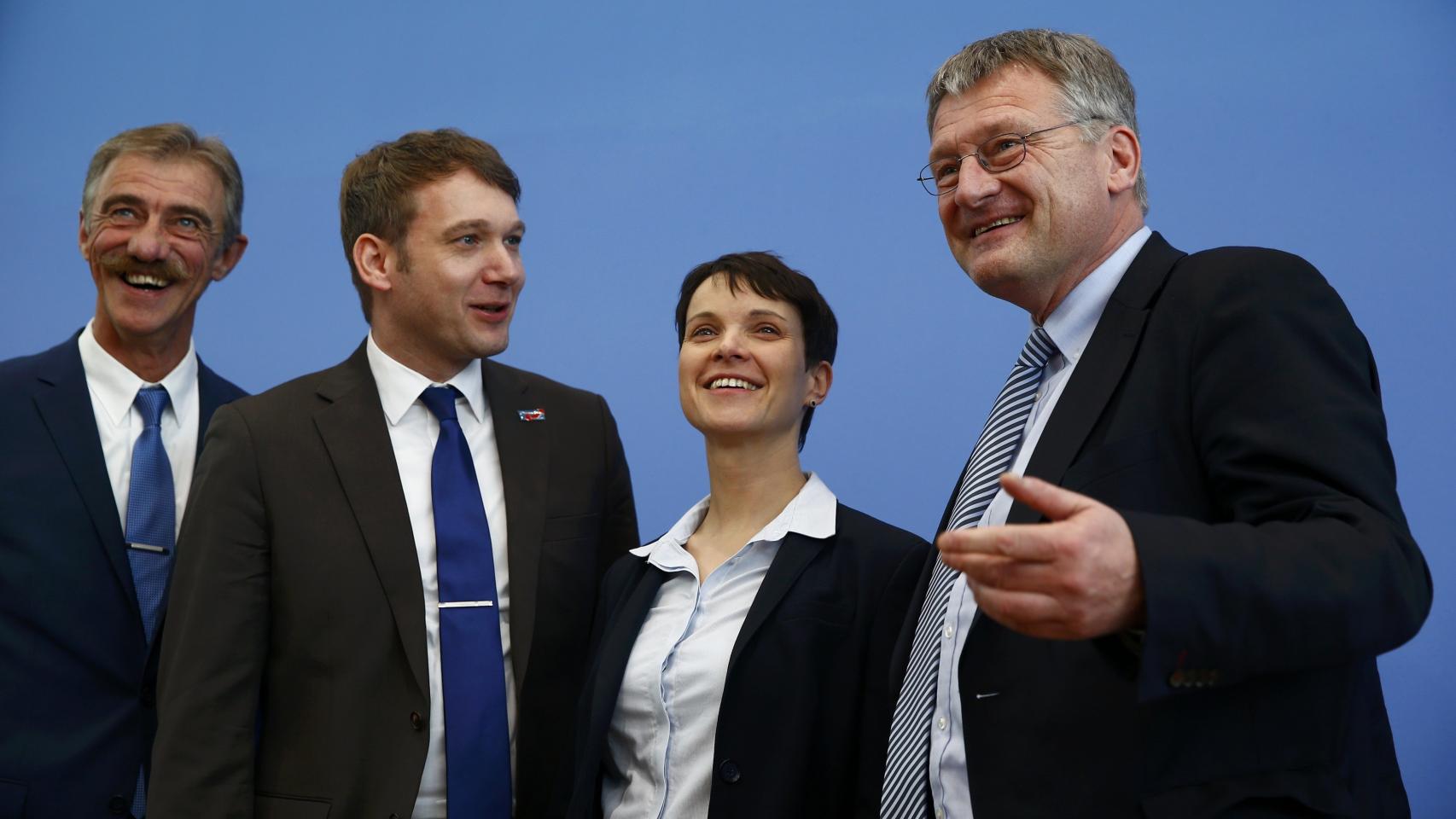 Frauke Petry, la mujer que lidera la AfD, flanqueada por -de izquierda a derecha- Junge (Renania-Palatinado), Poggenburg (Sajonia- Anhalt) y Meuthen (Baden-Wurtemberg).