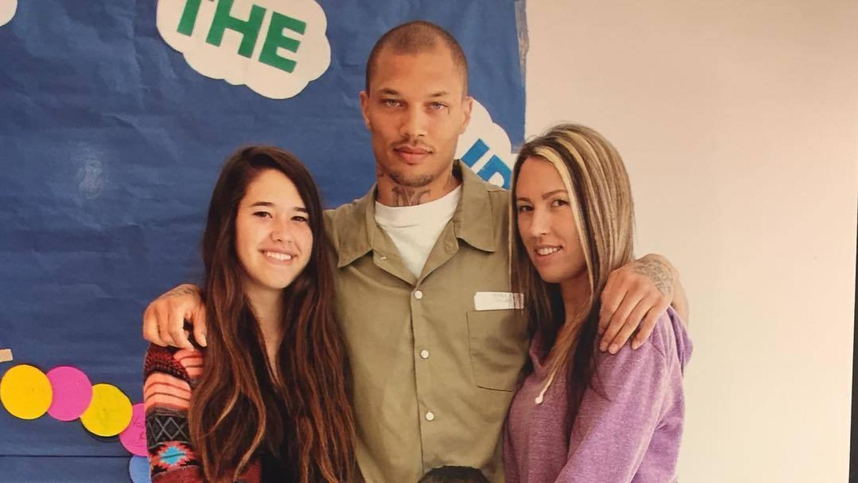 Jeremy en prisión mientras recibe la visita de su familia