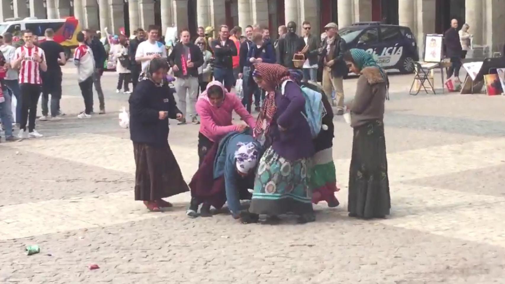 Imagen de las gitanas peleando por unas monedas.