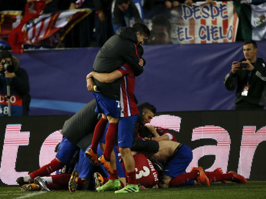 Los jugadores del Atlético celebran el pase.