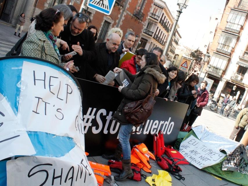 Los firmantes del manifiesto, a las puertas del Palacio de Santa Cruz.
