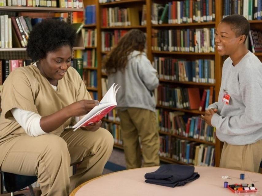 Fotograma de la serie Orange Is the New Black creada por Jenji Kohan.