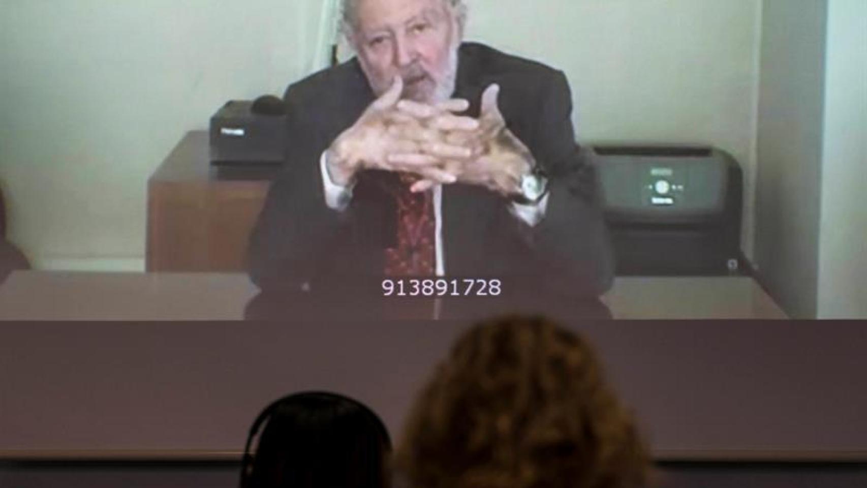 Imagen de la pantalla durante la declaración del ex jefe de la Casa Real Alberto Aza.