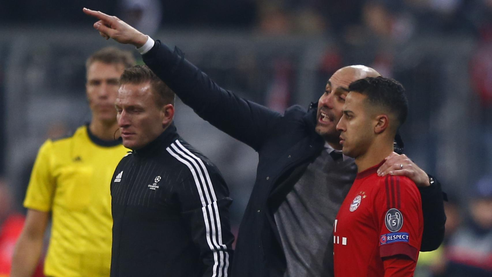 Guardiola le da indicaciones a Thiago.