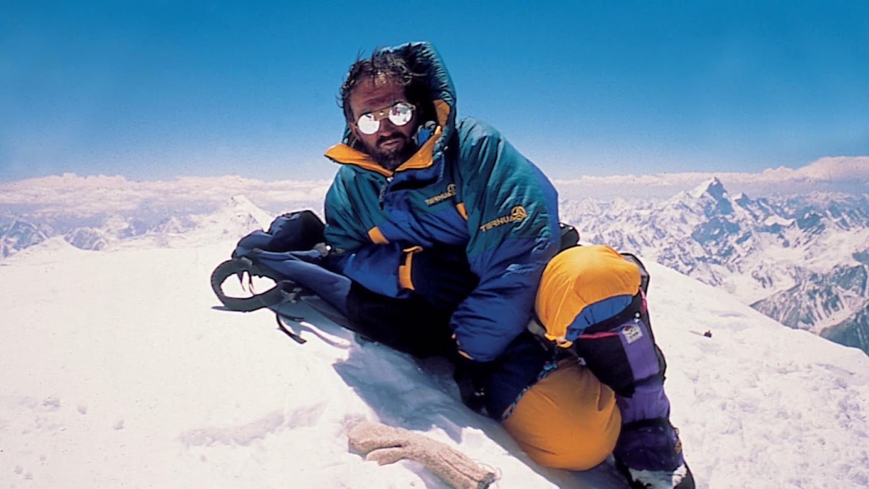 Juanito Oiarzbal posa para una foto.