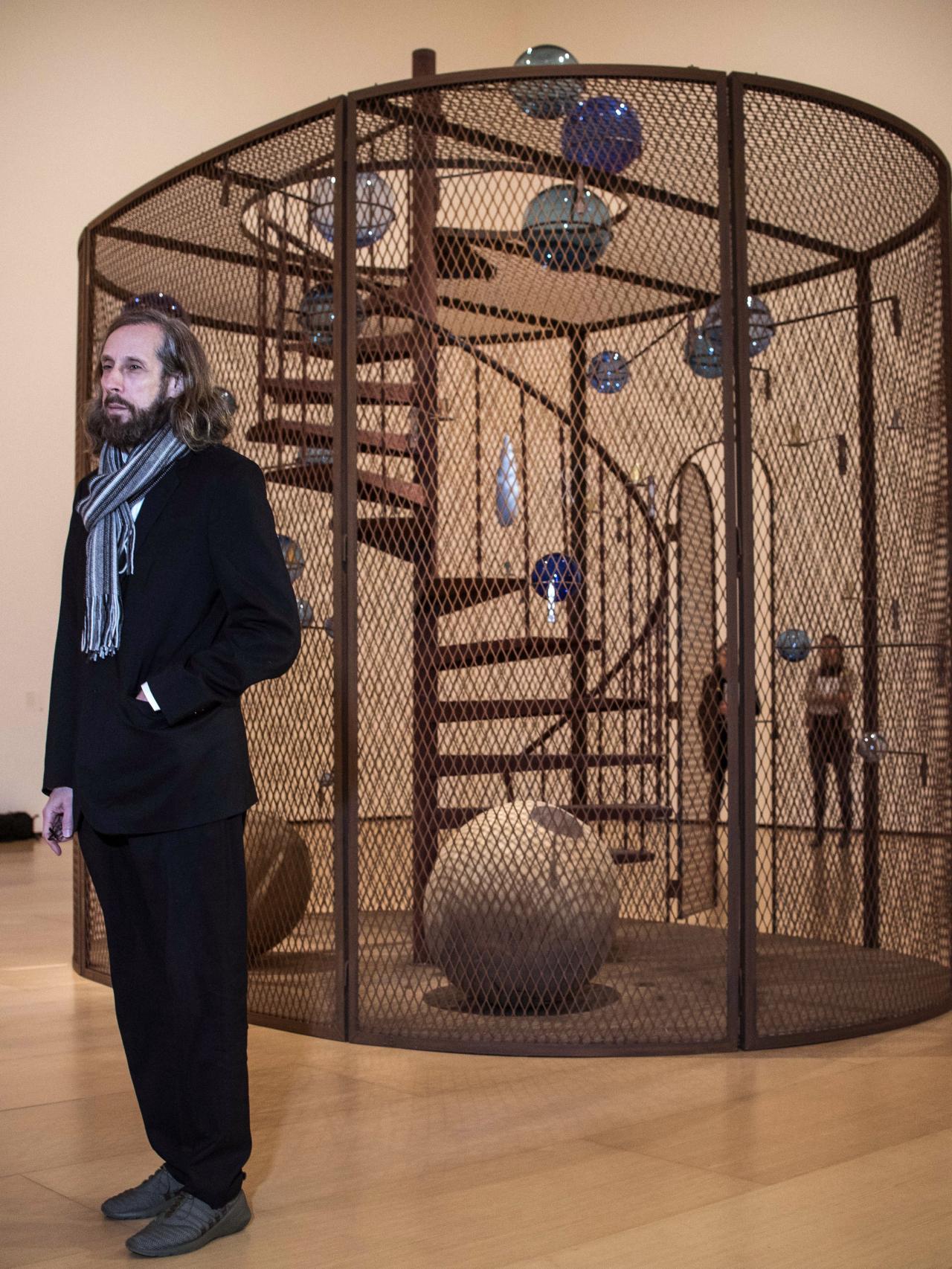 Jerry Gorovoy, ayudante durante 30 años de la artista francesa Louise Bourgeois, en la presentación de la muestra