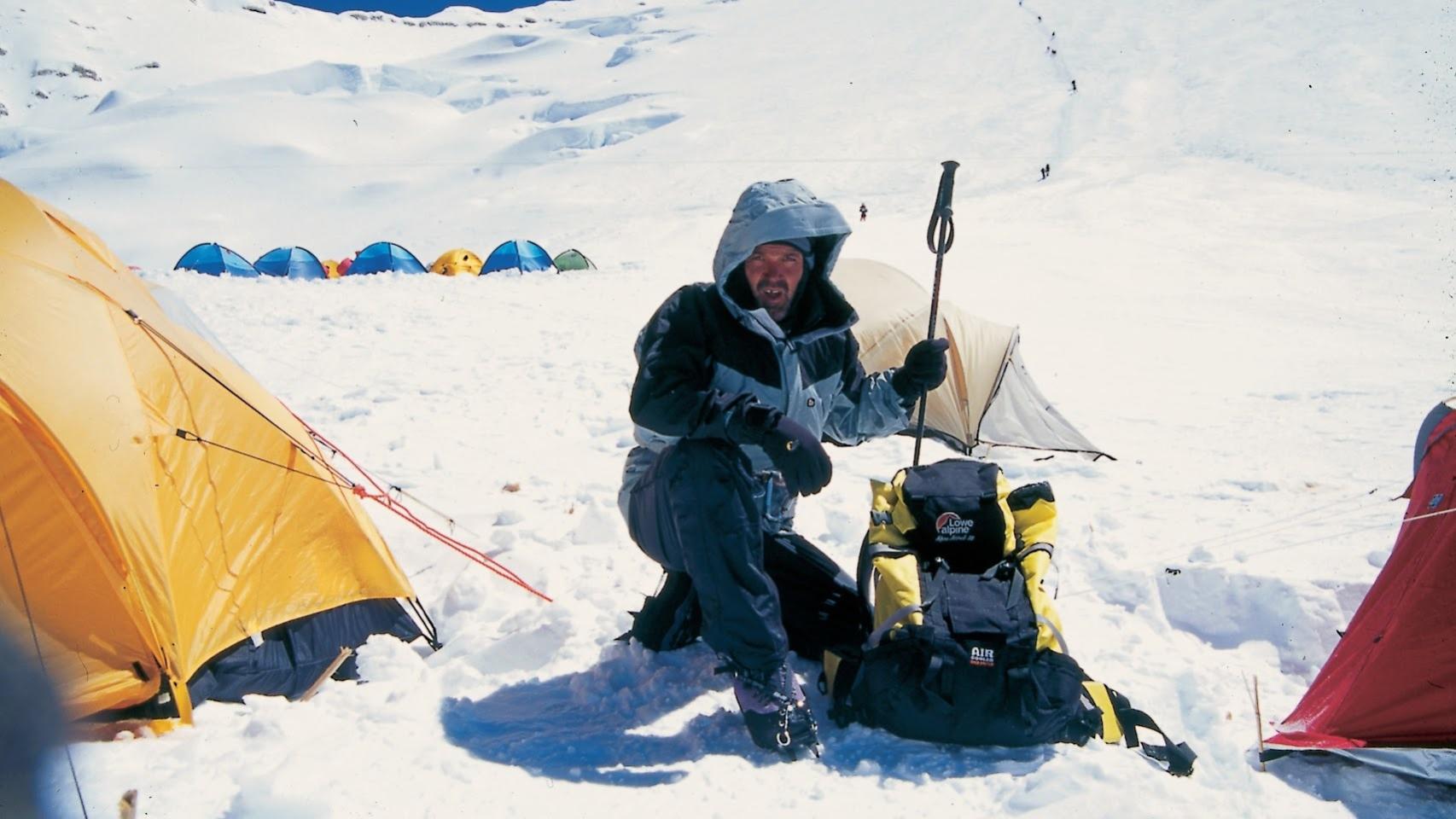 Juanito Oiarzabal en plena subida.