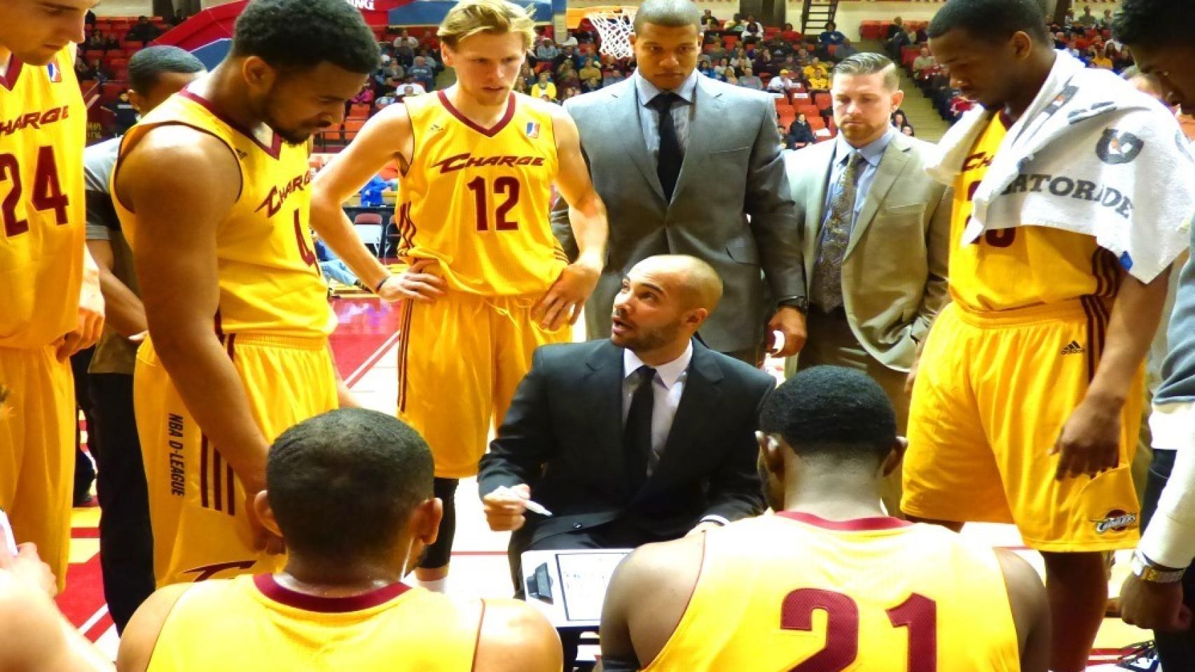 Jordi Fernández da órdenes a sus jugadores