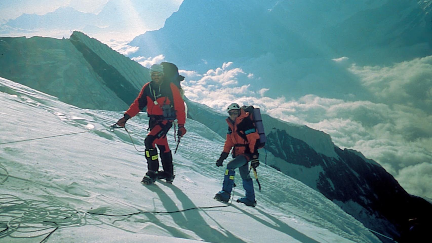 Juanito Oiarzabal en plena subida.