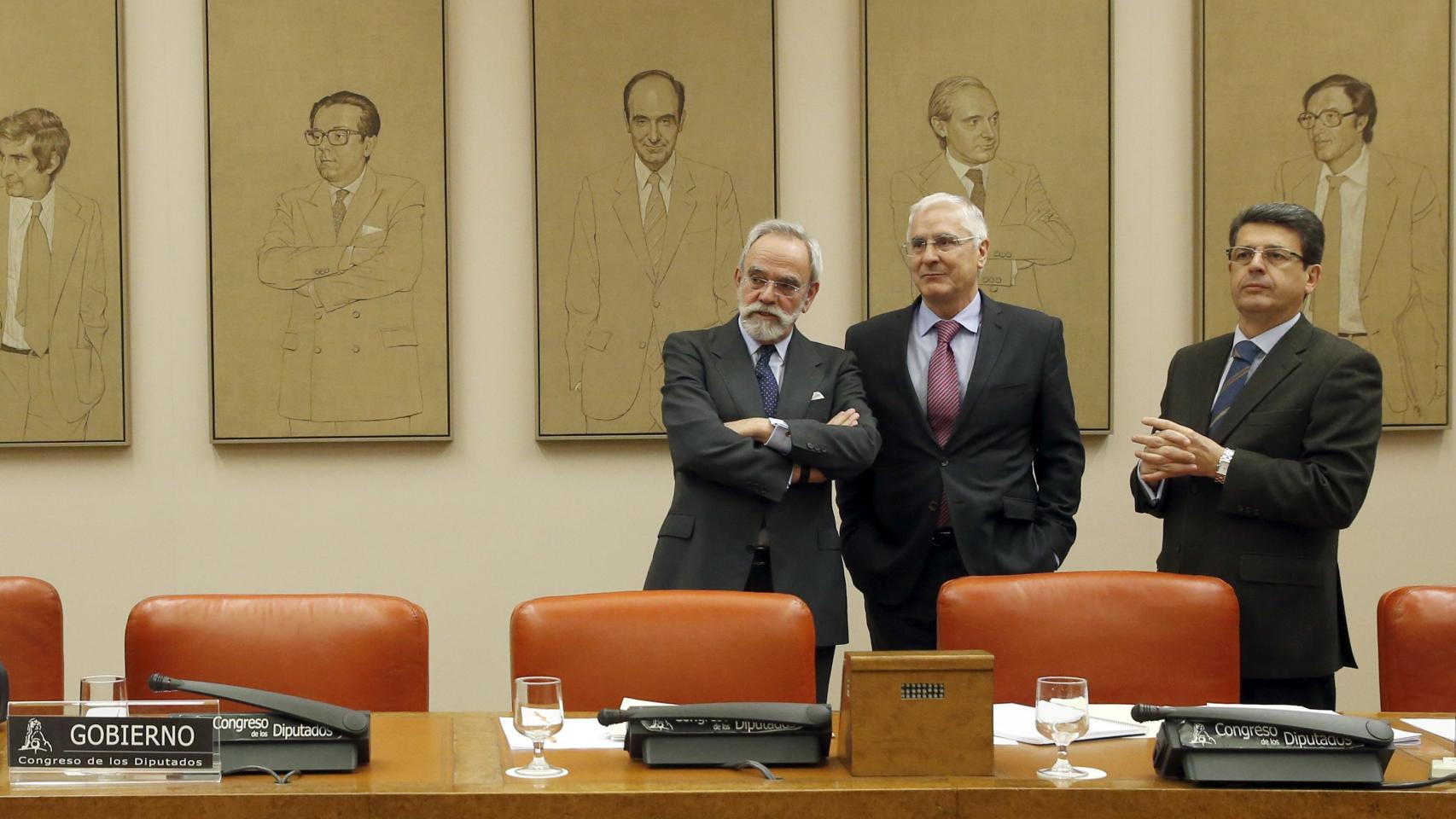 José María Barreda (c), junto al vicepresidente segundo, Juan José Matarí (d), y el letrado Nicolás Pérez-Serrano (i), al inicio de la Comisión.