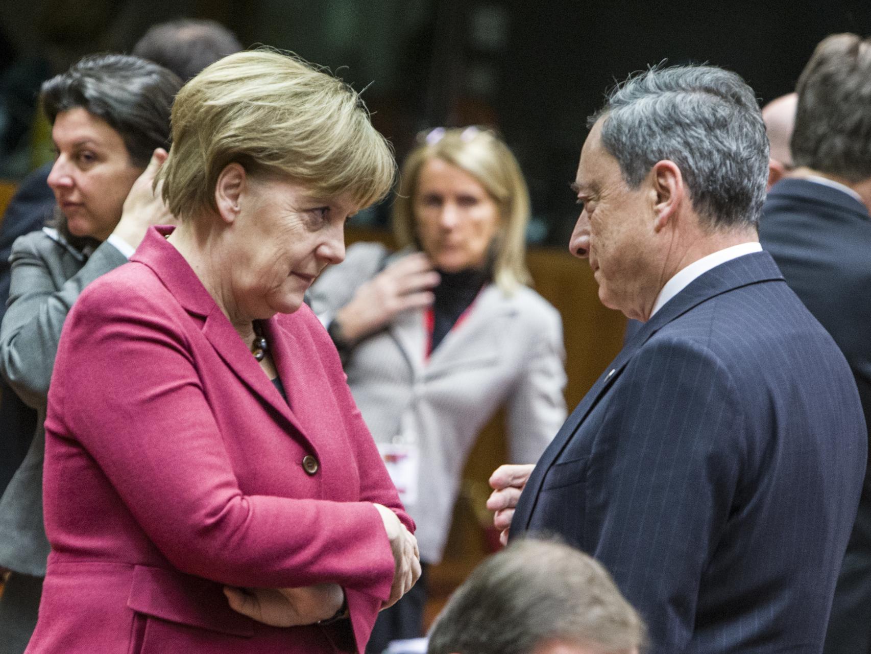 Draghi conversa con la canciller Angela Merkel durante el Consejo Europeo