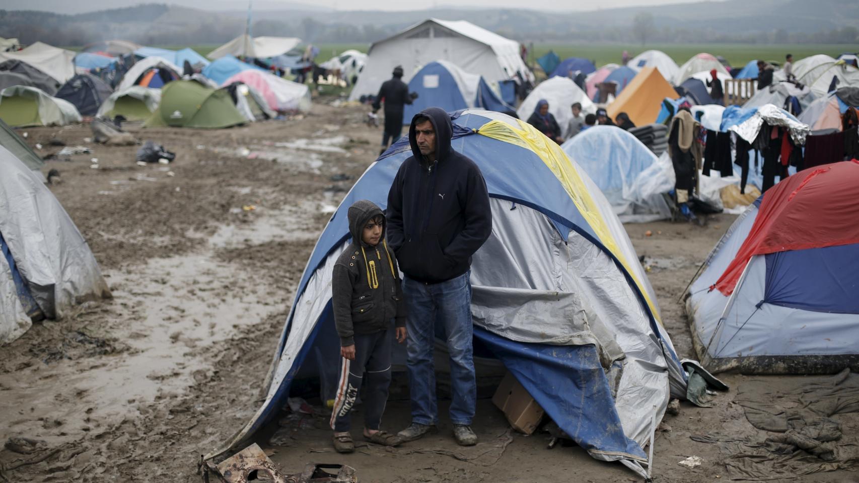 Un padre y su hijo en el campo de refugiados de Idomeni este jueves