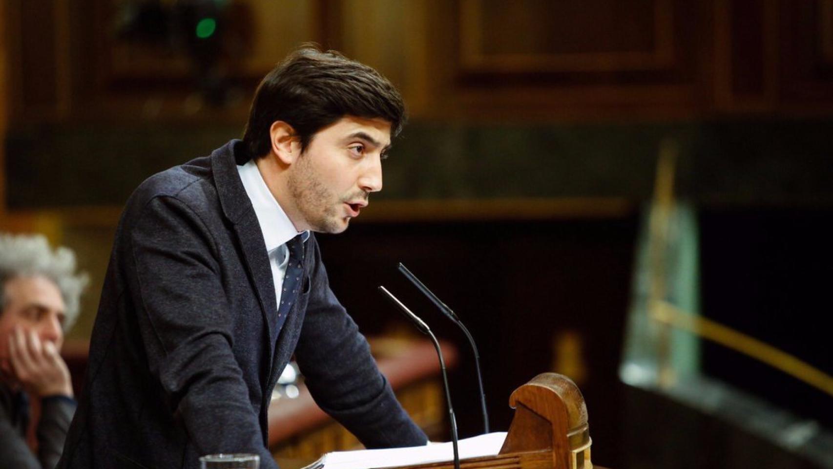 Toni Roldán durante su intervención en el pleno.