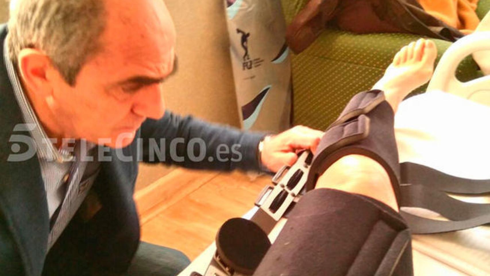 Milá con el doctor que la atendió en las pistas de Piamonte