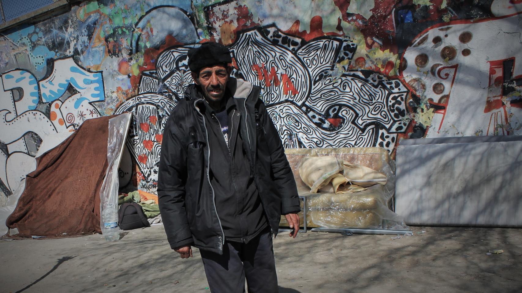 Mustafá, junto al chamizo (en marrón) en el que duerme todos los días.