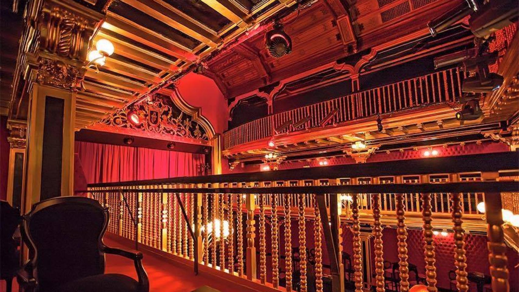 Interior del teatro en el que cada viernes se celebra Cha Chá Club