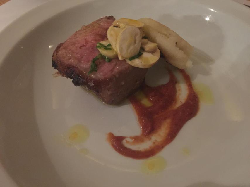 La presa ibérica con ceviche de champiñones.