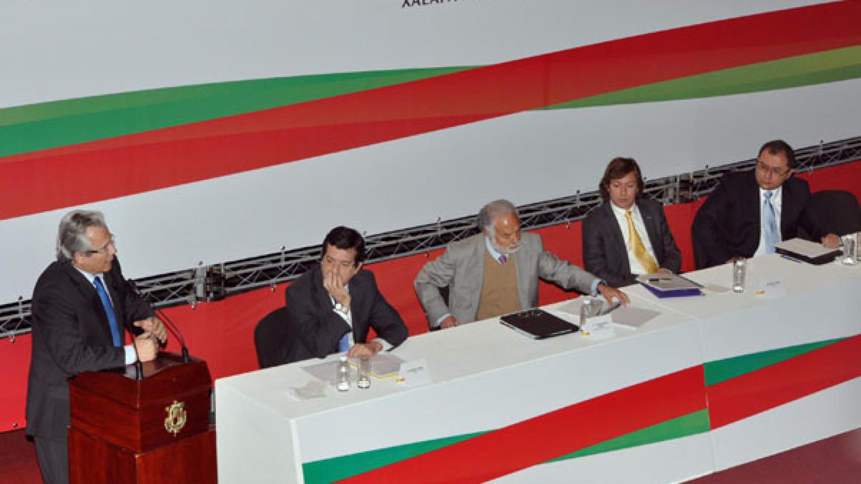 Foro de Seguridad en Ciudad Juarez. Garzón habla desde el podio mientras Pedraz, segundo por la derecha, escucha desde la mesa.