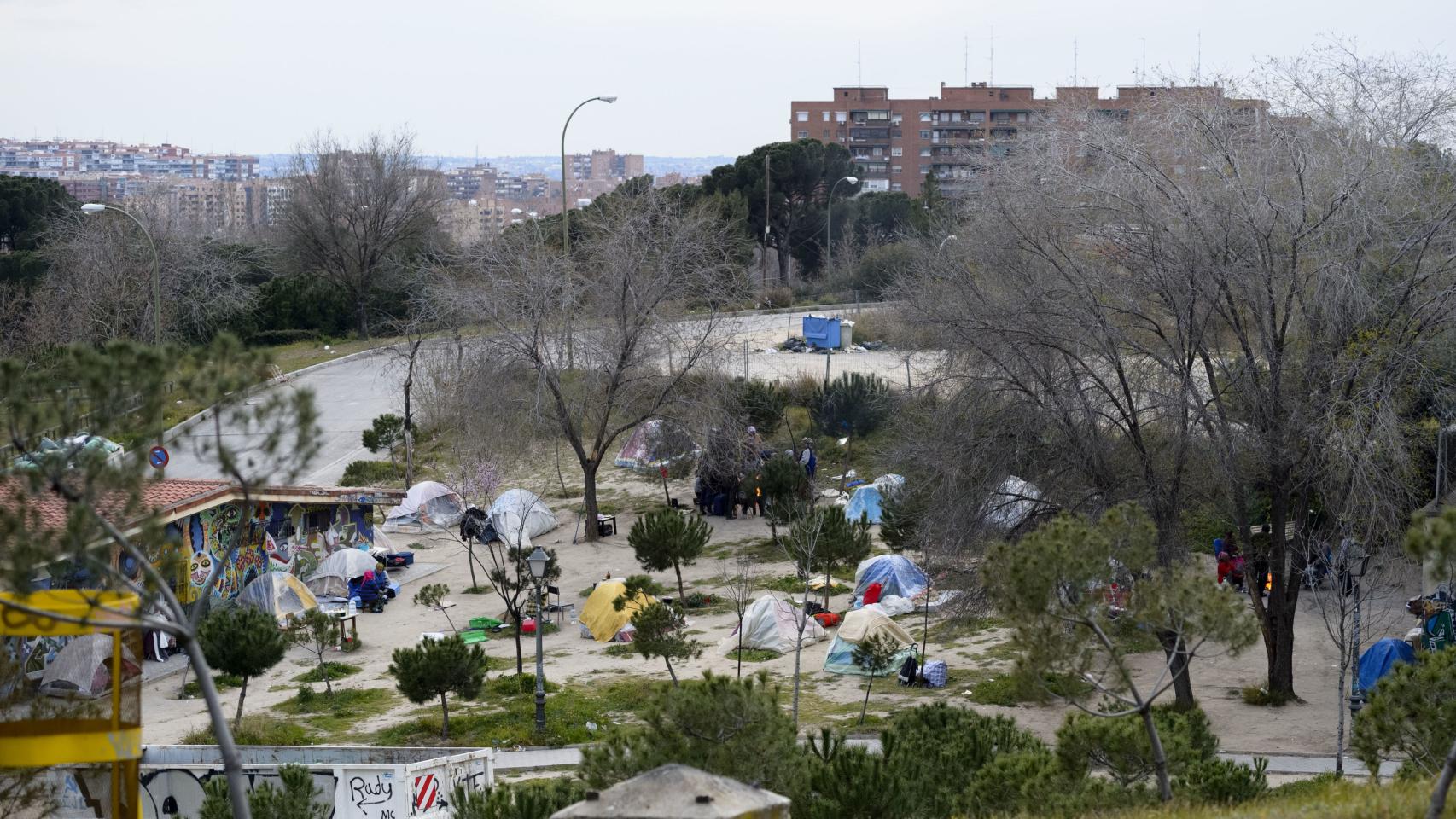 El asentamiento se ubica entre la calle Sinesio Delgado y la avenida de Asturias.