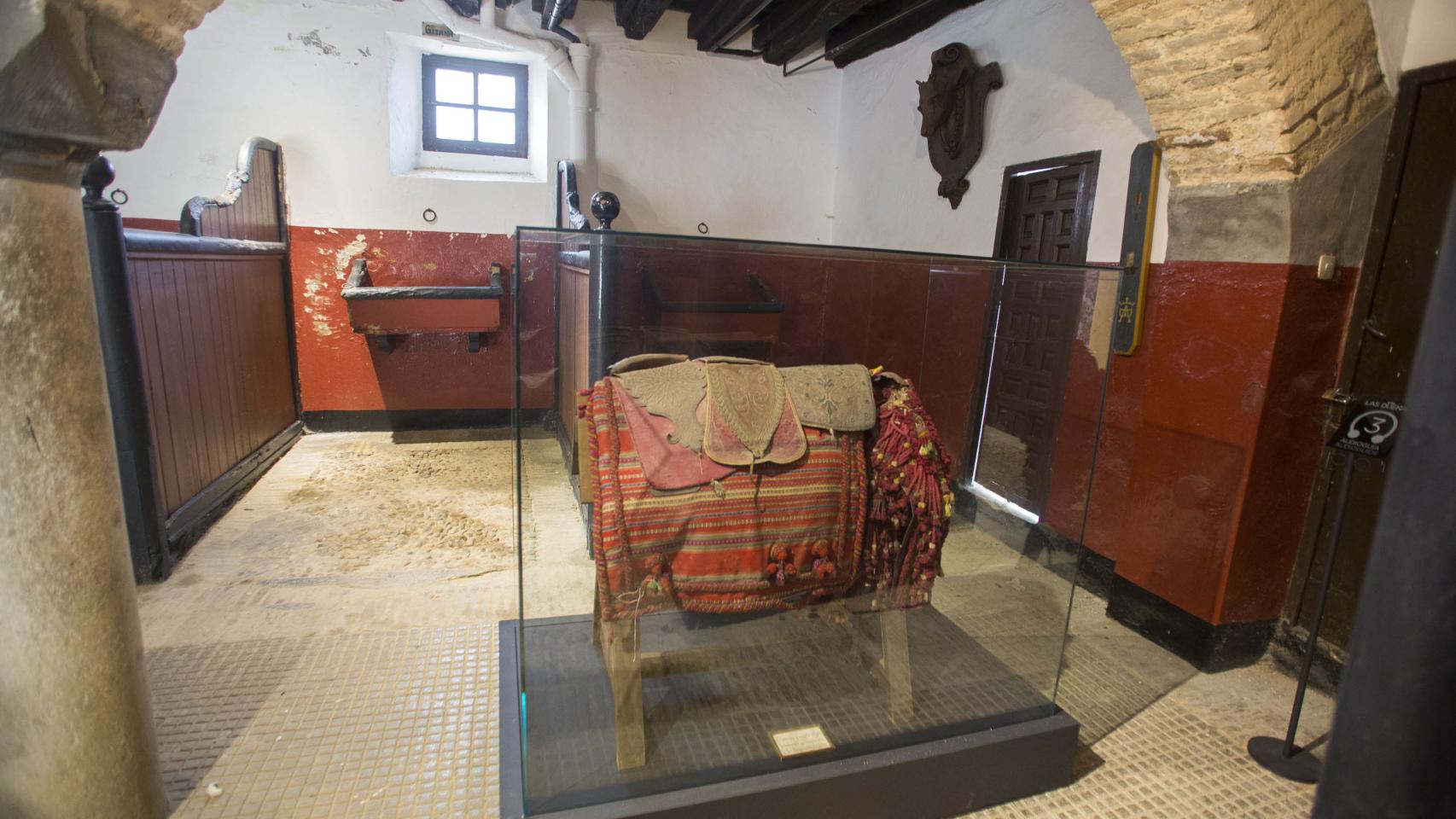 La silla de montar de Eugenia de Montijo que preside las caballerizas del palacio