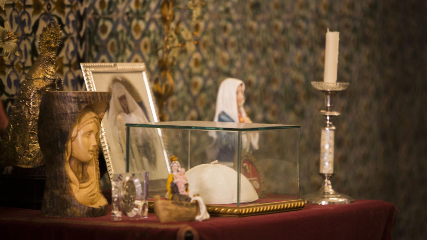 El  solideo (casquete de seda) que Benedicto XVI le envió a la duquesa