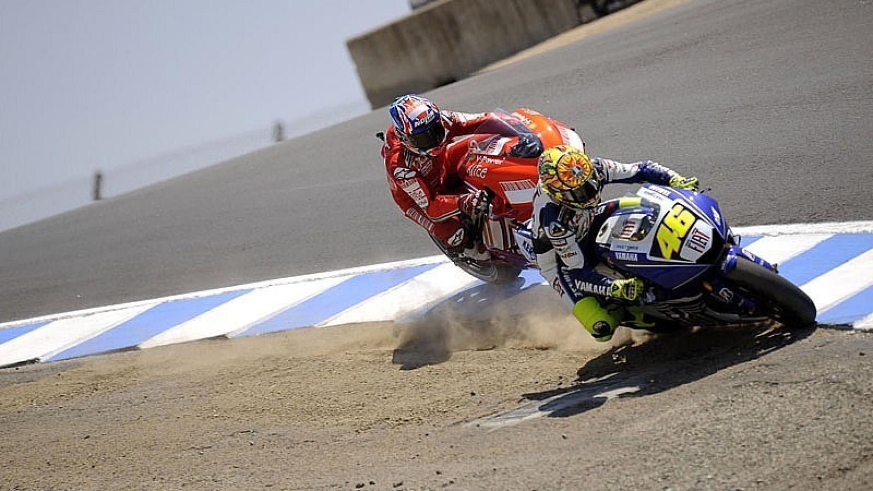 Rossi supera a Stoner por fuera del sacacorchos de Laguna Seca. en 2008.
